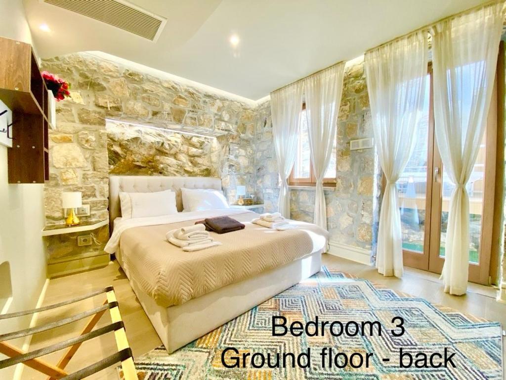 Villasonboard Rock Villa 3 Bed, 3 Bath, Jacuzzi, Seaside ארמיוני מראה חיצוני תמונה