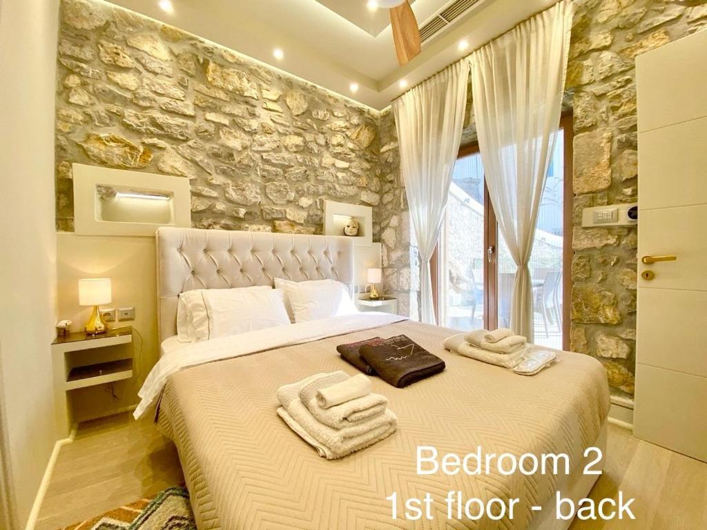 Villasonboard Rock Villa 3 Bed, 3 Bath, Jacuzzi, Seaside ארמיוני מראה חיצוני תמונה