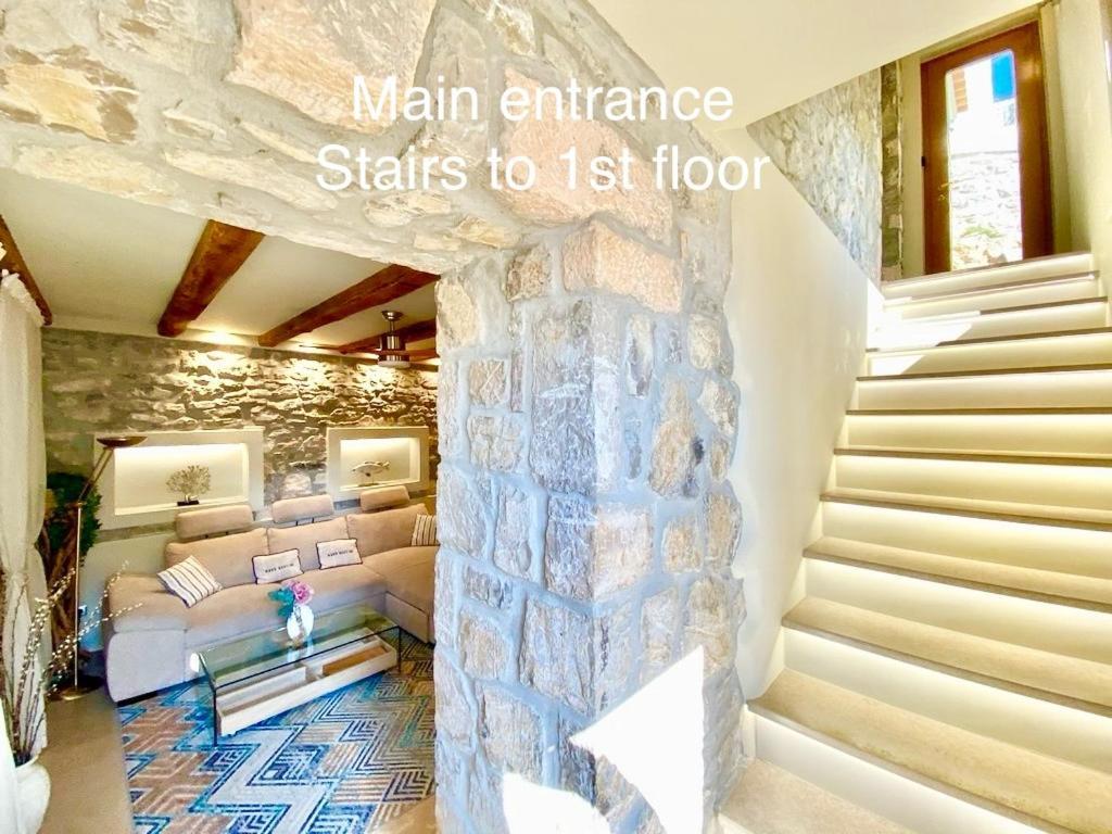 Villasonboard Rock Villa 3 Bed, 3 Bath, Jacuzzi, Seaside ארמיוני מראה חיצוני תמונה