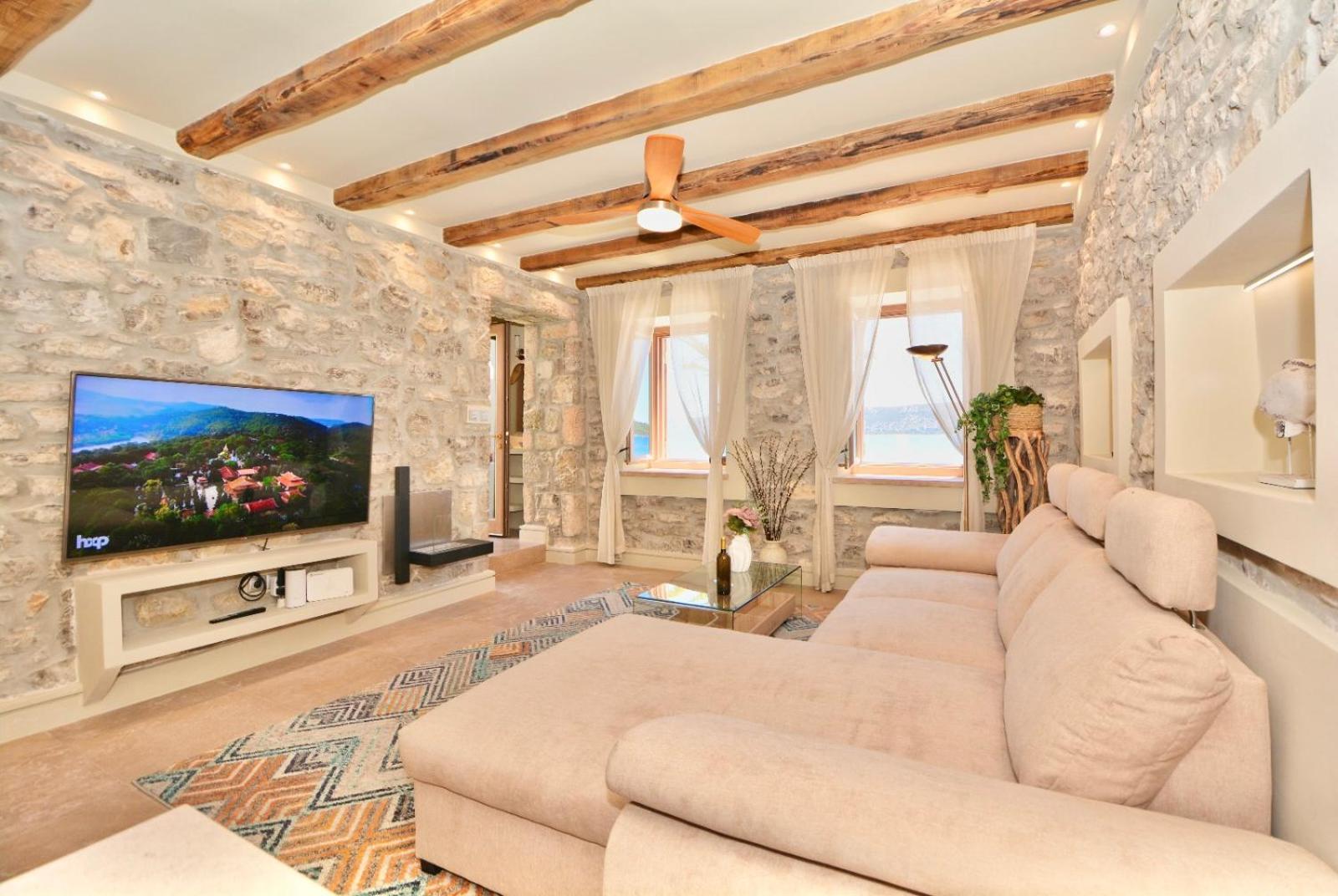 Villasonboard Rock Villa 3 Bed, 3 Bath, Jacuzzi, Seaside ארמיוני מראה חיצוני תמונה