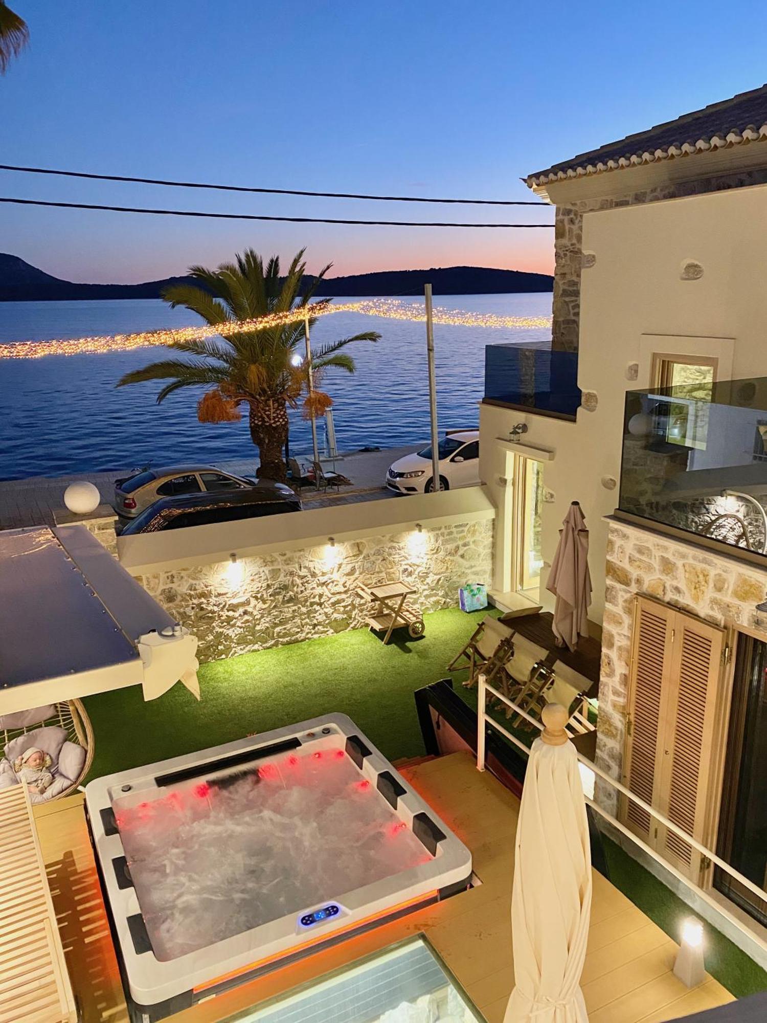 Villasonboard Rock Villa 3 Bed, 3 Bath, Jacuzzi, Seaside ארמיוני מראה חיצוני תמונה