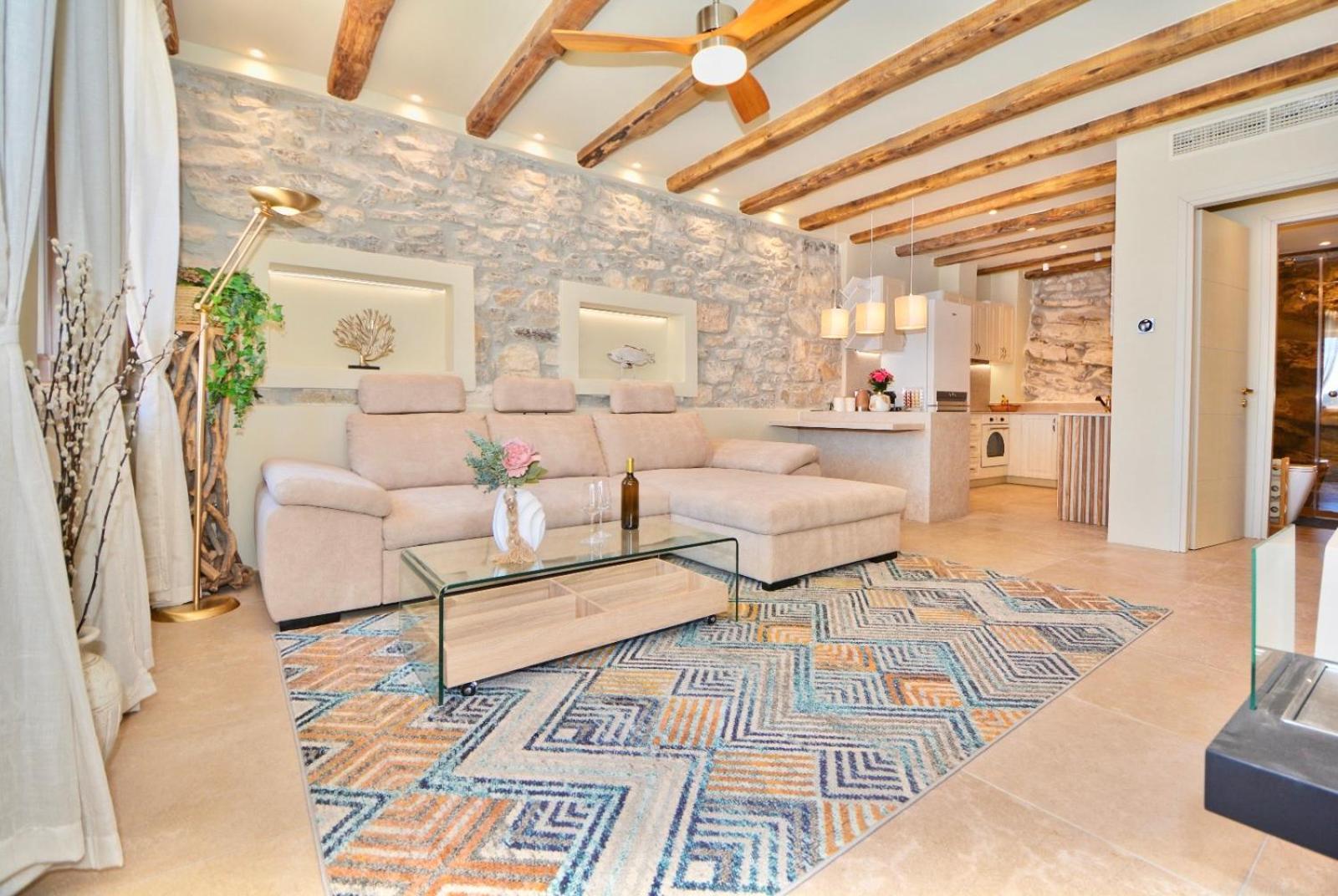 Villasonboard Rock Villa 3 Bed, 3 Bath, Jacuzzi, Seaside ארמיוני מראה חיצוני תמונה