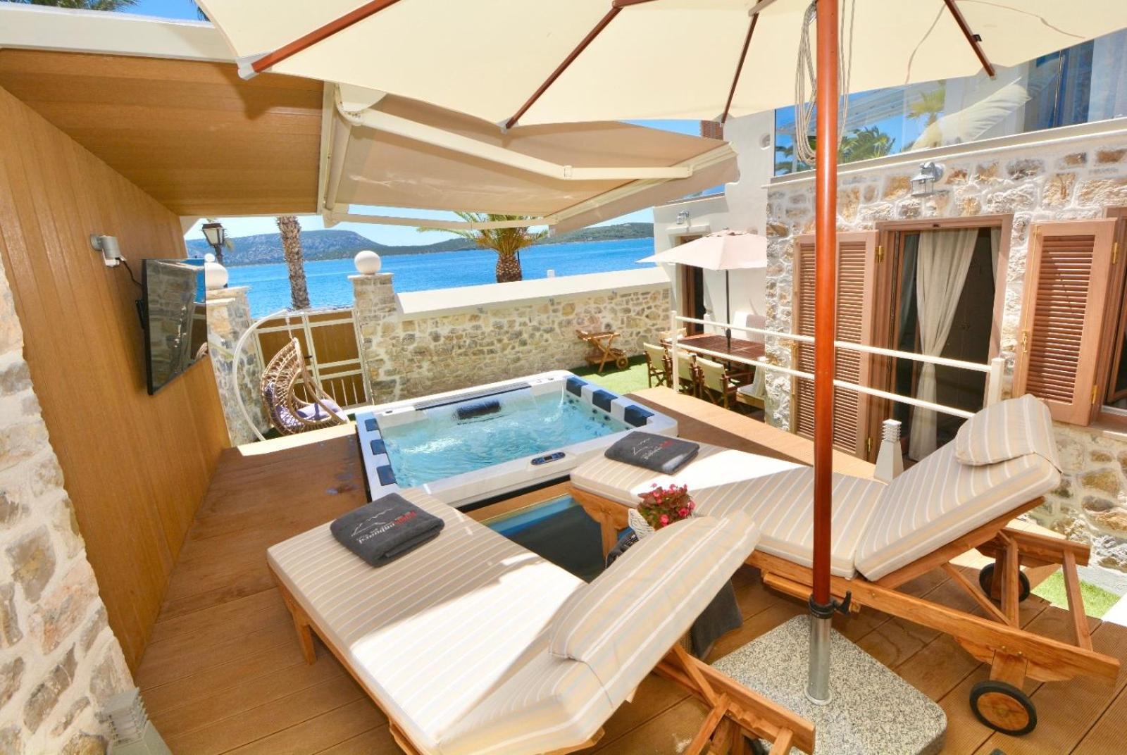 Villasonboard Rock Villa 3 Bed, 3 Bath, Jacuzzi, Seaside ארמיוני מראה חיצוני תמונה
