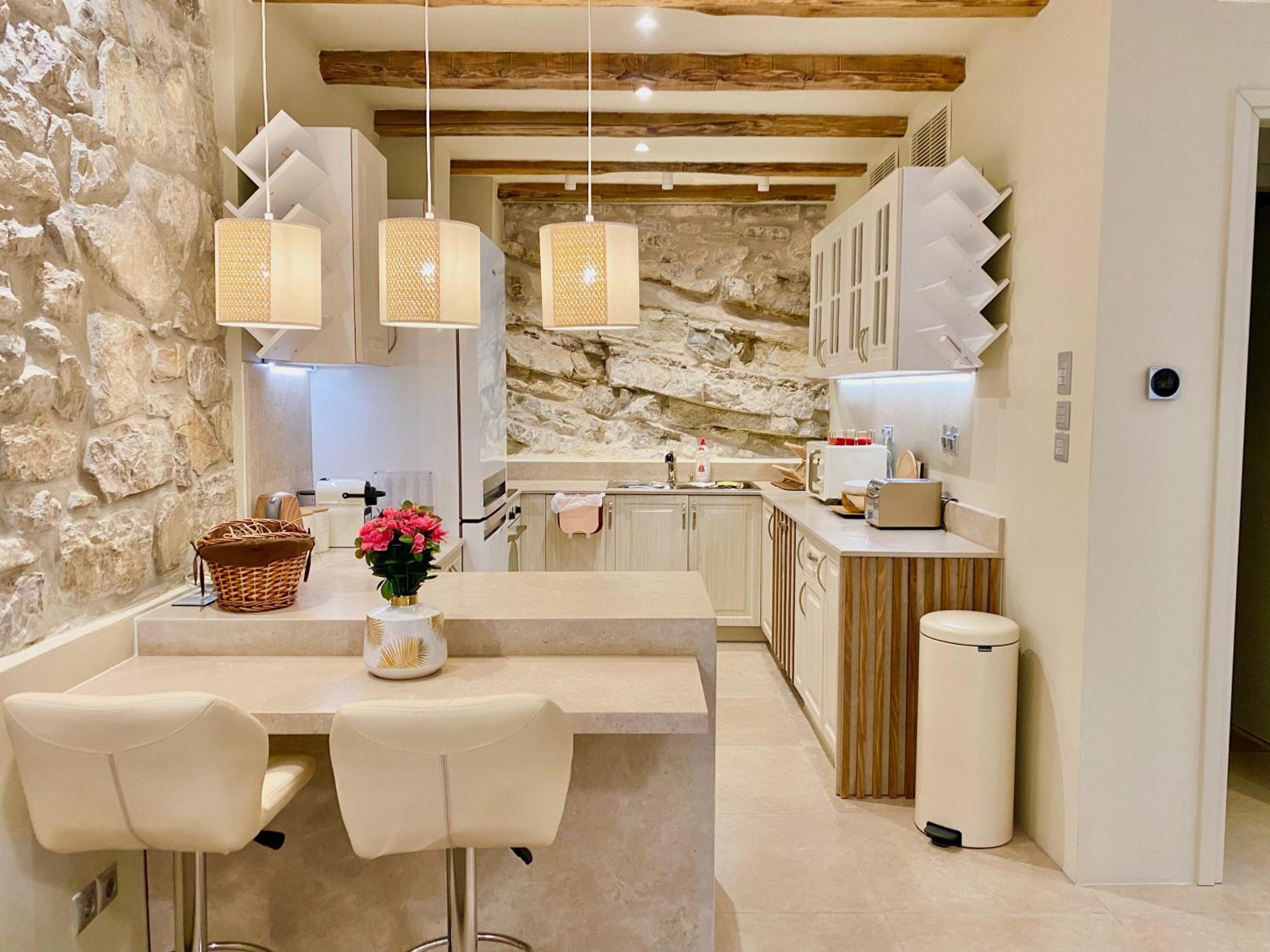 Villasonboard Rock Villa 3 Bed, 3 Bath, Jacuzzi, Seaside ארמיוני מראה חיצוני תמונה